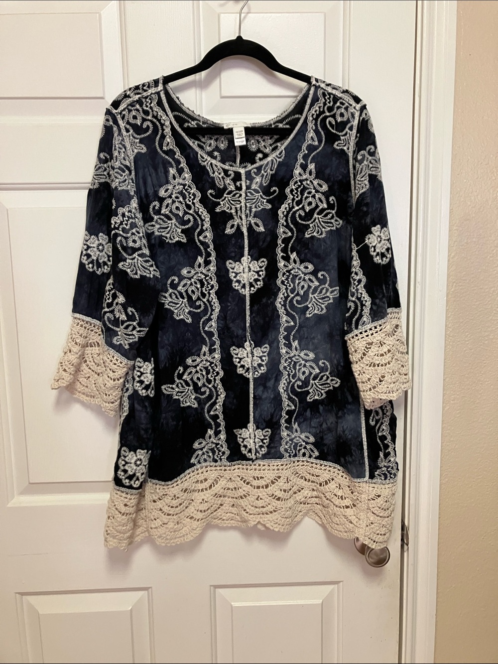 Est 1946 Women’s Embroidered Tunic Top in Navy and White Size 28/20W